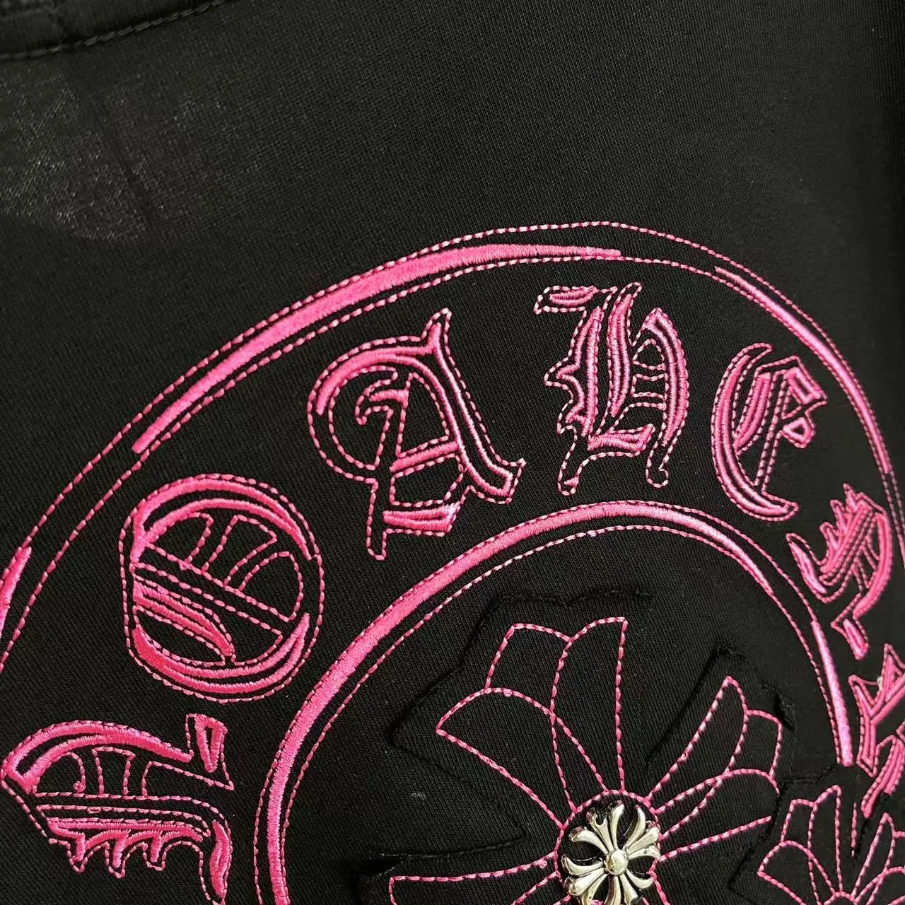 🅿️200 ch Crow* 2025 summer new style Sanskrit horseshoe cross Metal patch embroidery Short-sleeved T-shirt Customized fabric 300g Same style for men and women Size: S M L XL XXL Five codes Color: black white